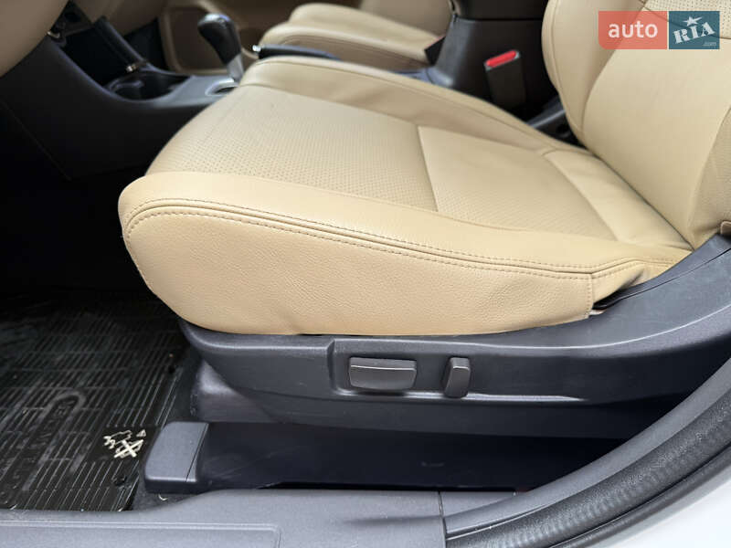 Позашляховик / Кросовер Mitsubishi Outlander 2015 в Києві