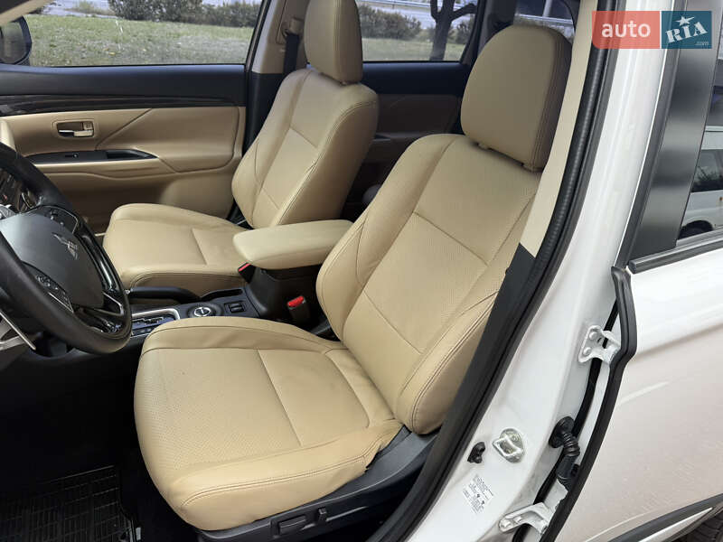 Позашляховик / Кросовер Mitsubishi Outlander 2015 в Києві