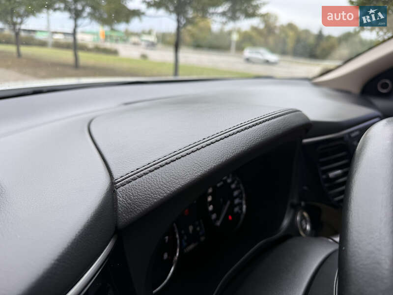 Позашляховик / Кросовер Mitsubishi Outlander 2015 в Києві