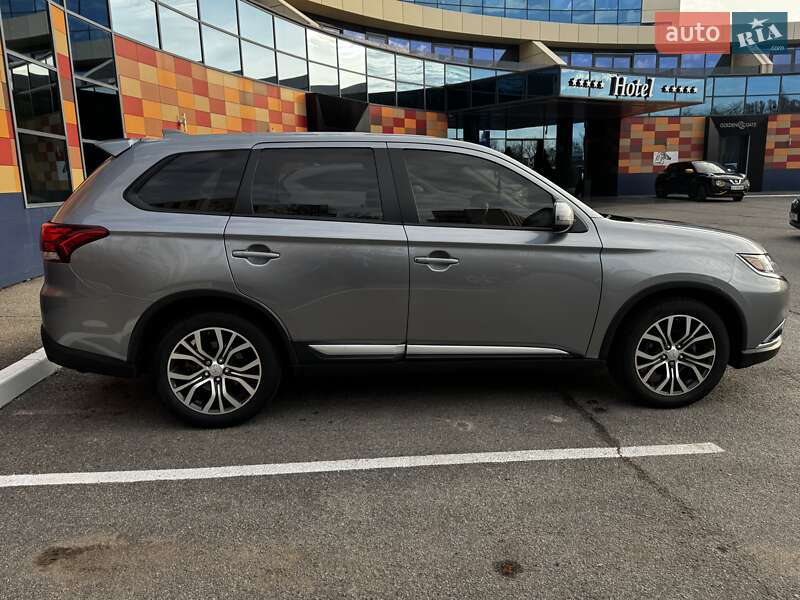 Внедорожник / Кроссовер Mitsubishi Outlander 2017 в Харькове