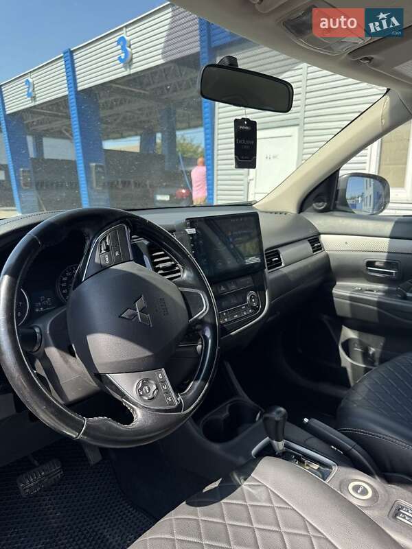 Внедорожник / Кроссовер Mitsubishi Outlander 2015 в Сумах фото 7 Внедорожник / Кроссовер Mitsubishi Outlander 2015 в Сумах
