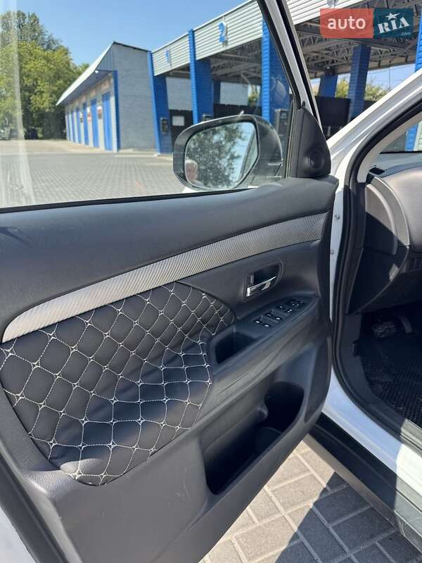 Внедорожник / Кроссовер Mitsubishi Outlander 2015 в Сумах фото 12 Внедорожник / Кроссовер Mitsubishi Outlander 2015 в Сумах