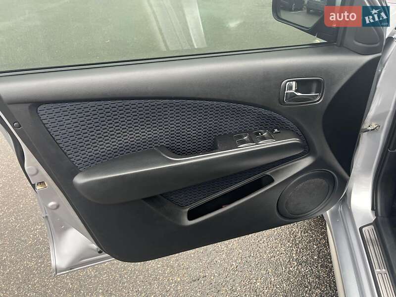 Позашляховик / Кросовер Mitsubishi Outlander 2008 в Києві