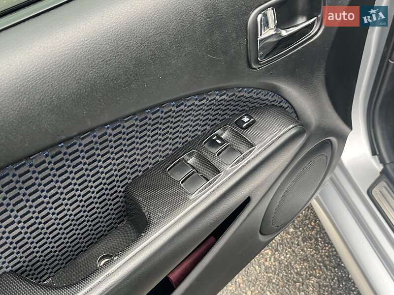 Позашляховик / Кросовер Mitsubishi Outlander 2008 в Києві