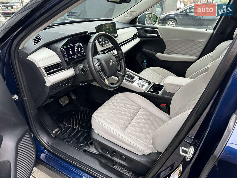 Позашляховик / Кросовер Mitsubishi Outlander 2023 в Львові