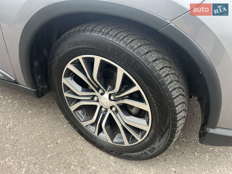 Внедорожник / Кроссовер Mitsubishi Outlander 2017 в Одессе