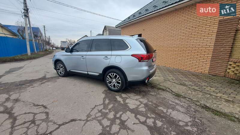 Позашляховик / Кросовер Mitsubishi Outlander 2017 в Києві