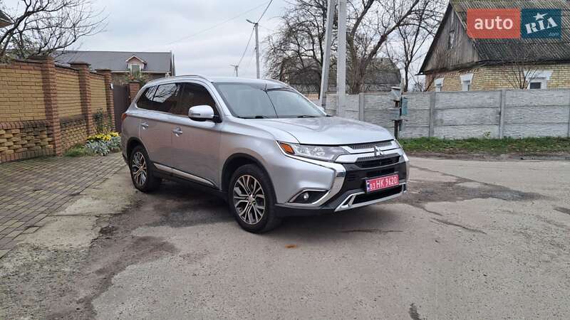 Позашляховик / Кросовер Mitsubishi Outlander 2017 в Києві
