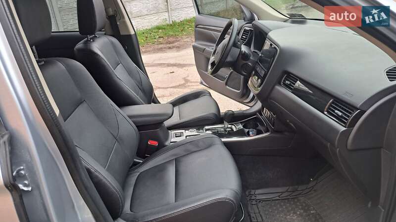 Позашляховик / Кросовер Mitsubishi Outlander 2017 в Києві