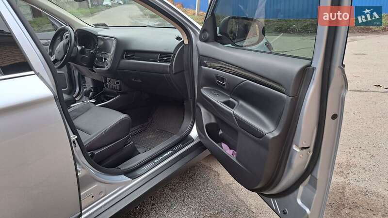 Позашляховик / Кросовер Mitsubishi Outlander 2017 в Києві