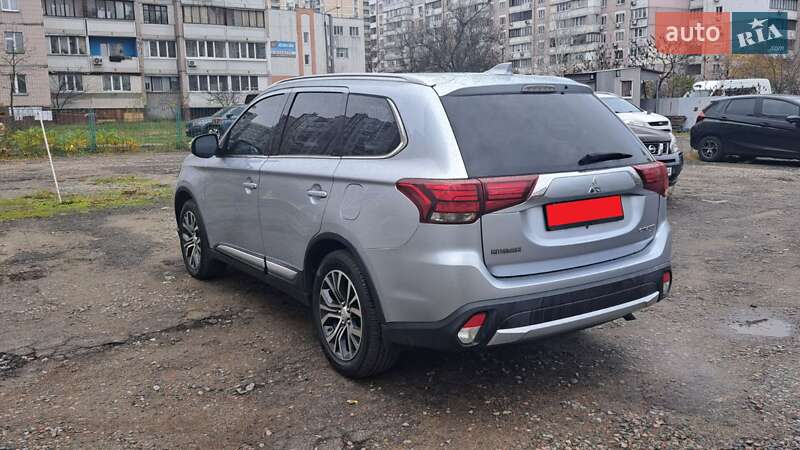 Позашляховик / Кросовер Mitsubishi Outlander 2017 в Києві