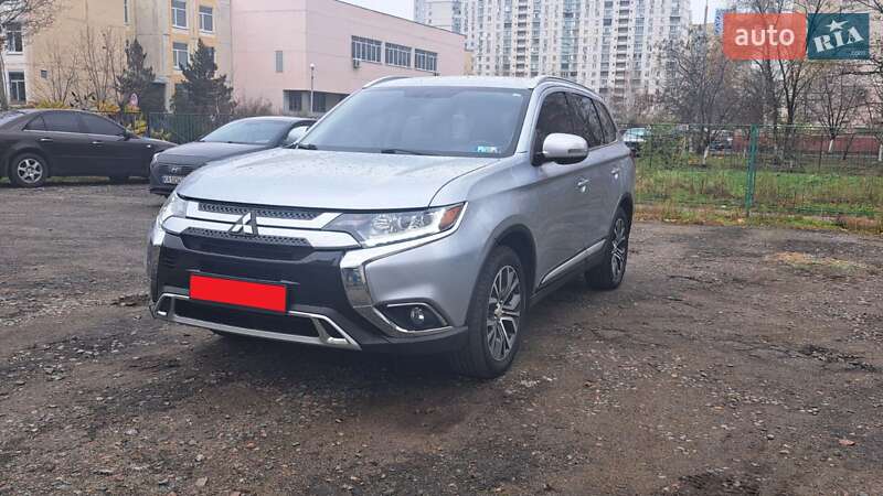 Позашляховик / Кросовер Mitsubishi Outlander 2017 в Києві