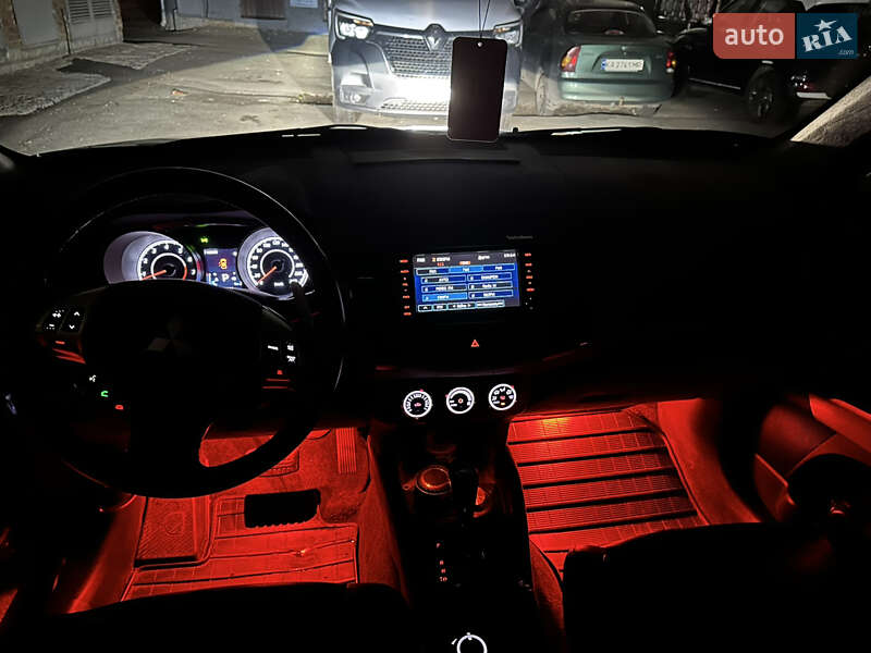 Позашляховик / Кросовер Mitsubishi Outlander 2009 в Києві