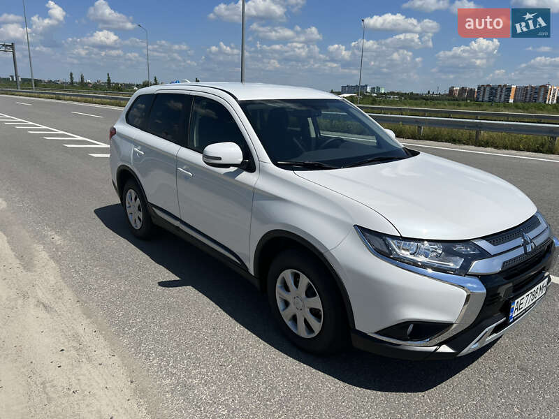 Внедорожник / Кроссовер Mitsubishi Outlander 2023 в Полтаве