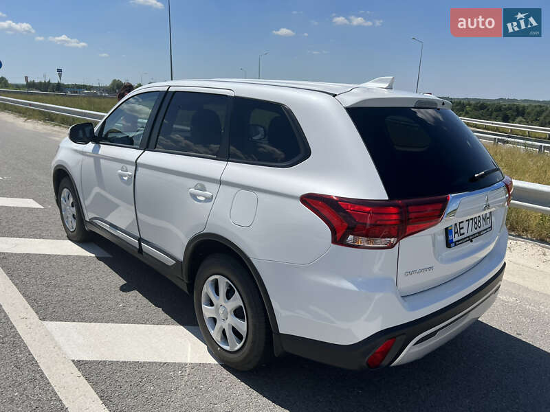 Внедорожник / Кроссовер Mitsubishi Outlander 2023 в Полтаве