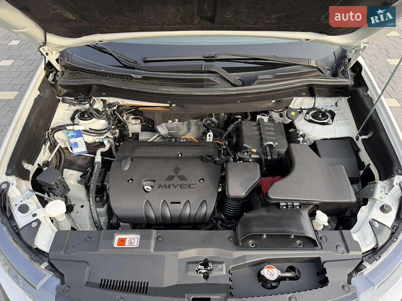 Внедорожник / Кроссовер Mitsubishi Outlander 2020 в Ужгороде