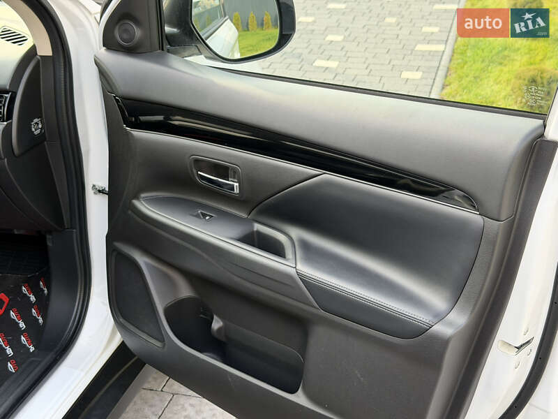 Внедорожник / Кроссовер Mitsubishi Outlander 2020 в Ужгороде