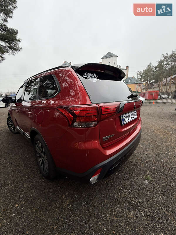 Внедорожник / Кроссовер Mitsubishi Outlander 2019 в Киеве