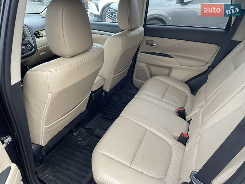 Внедорожник / Кроссовер Mitsubishi Outlander 2012 в Львове