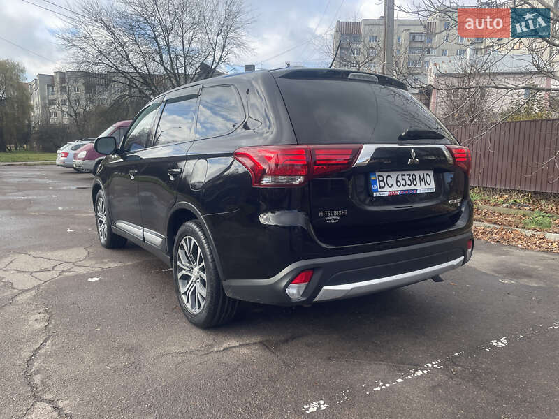 Позашляховик / Кросовер Mitsubishi Outlander 2015 в Львові