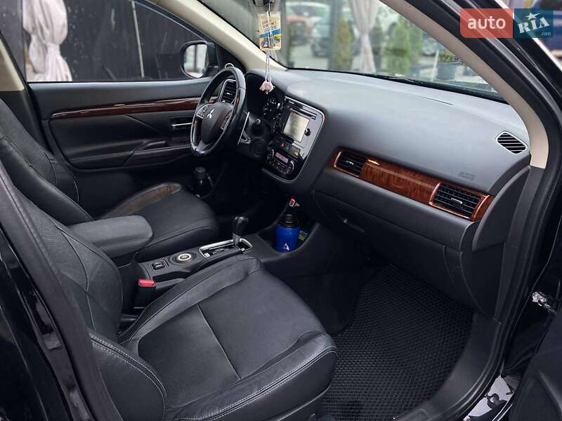 Внедорожник / Кроссовер Mitsubishi Outlander 2015 в Киеве