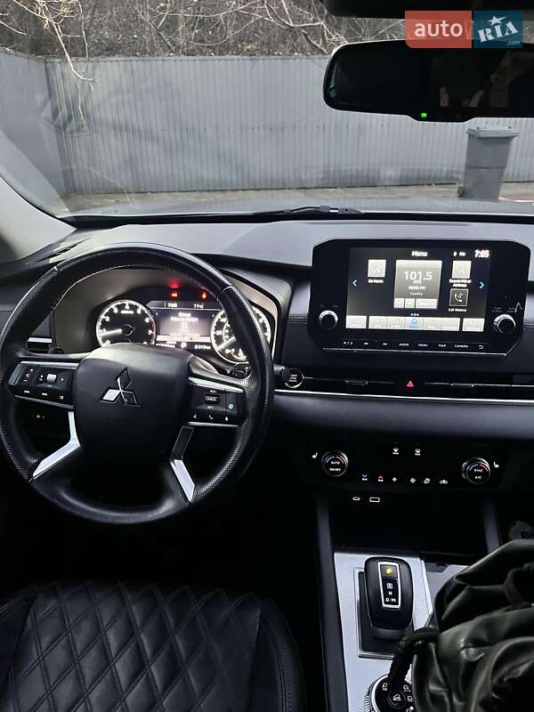 Позашляховик / Кросовер Mitsubishi Outlander 2022 в Харкові