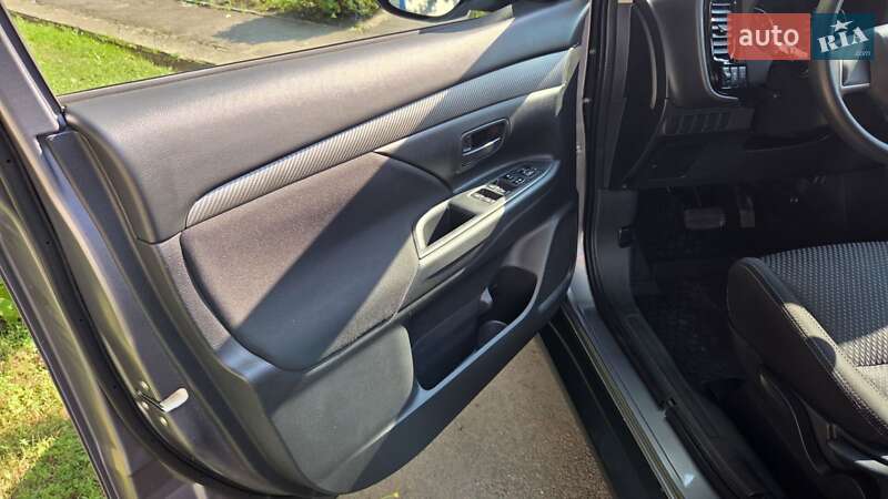 Позашляховик / Кросовер Mitsubishi Outlander 2016 в Харкові