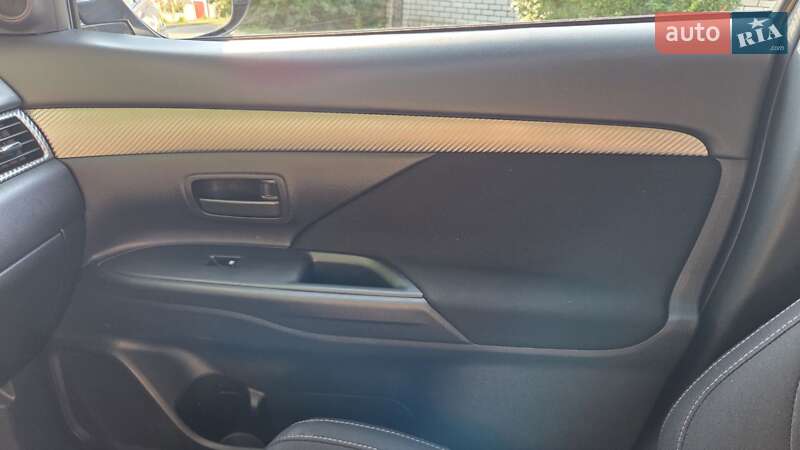 Позашляховик / Кросовер Mitsubishi Outlander 2016 в Харкові