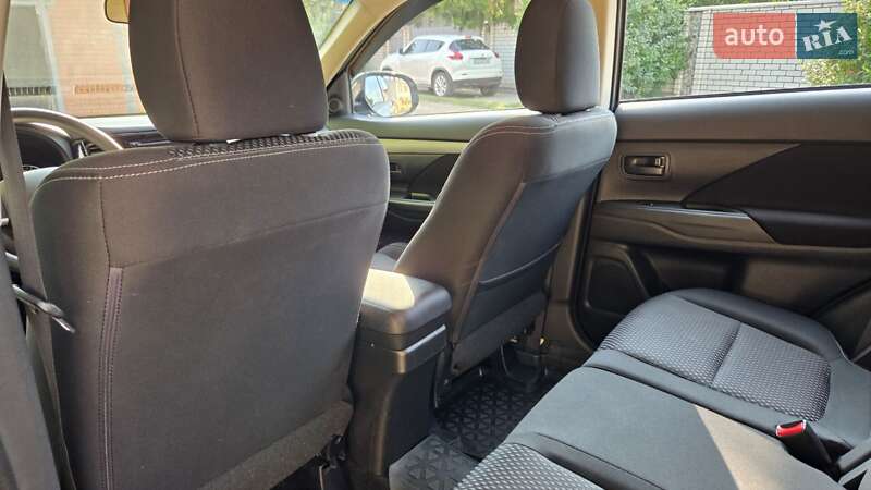 Позашляховик / Кросовер Mitsubishi Outlander 2016 в Харкові