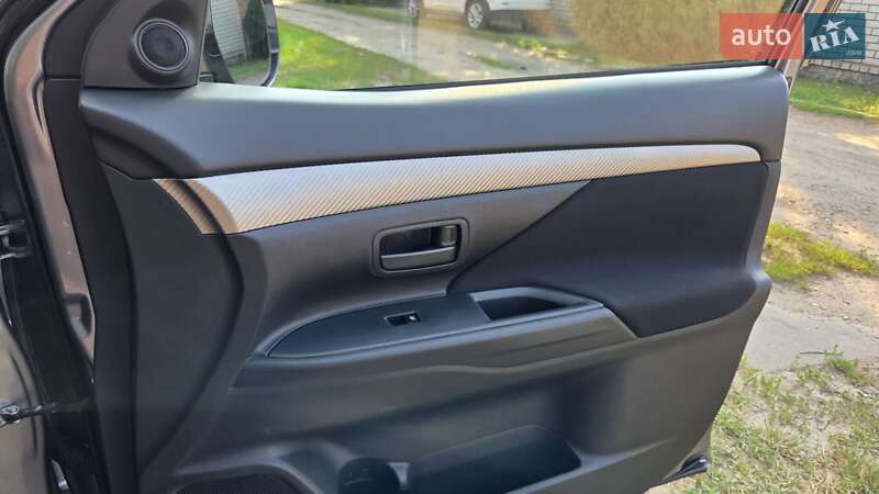 Позашляховик / Кросовер Mitsubishi Outlander 2016 в Харкові