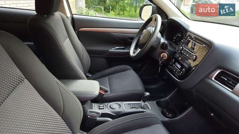Позашляховик / Кросовер Mitsubishi Outlander 2016 в Харкові