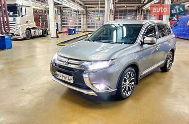 Внедорожник / Кроссовер Mitsubishi Outlander 2016 в Киеве
