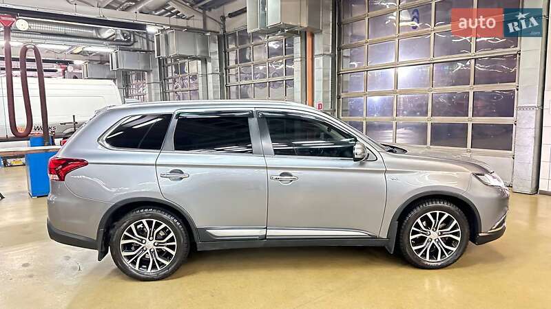 Внедорожник / Кроссовер Mitsubishi Outlander 2016 в Киеве