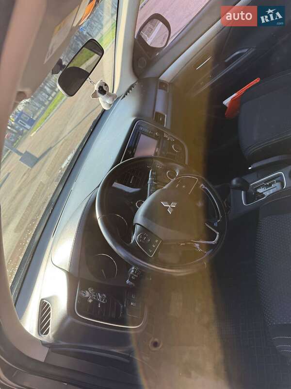 Внедорожник / Кроссовер Mitsubishi Outlander 2015 в Николаеве