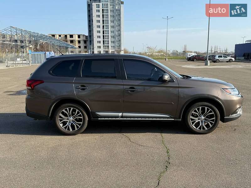 Внедорожник / Кроссовер Mitsubishi Outlander 2015 в Николаеве