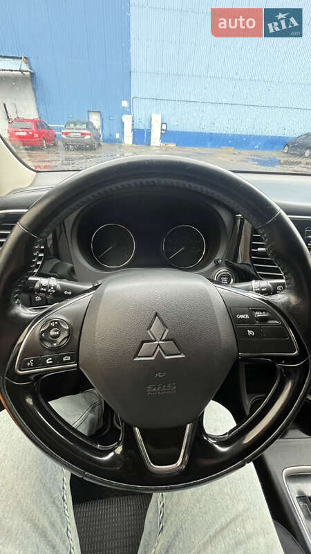 Позашляховик / Кросовер Mitsubishi Outlander 2015 в Києві