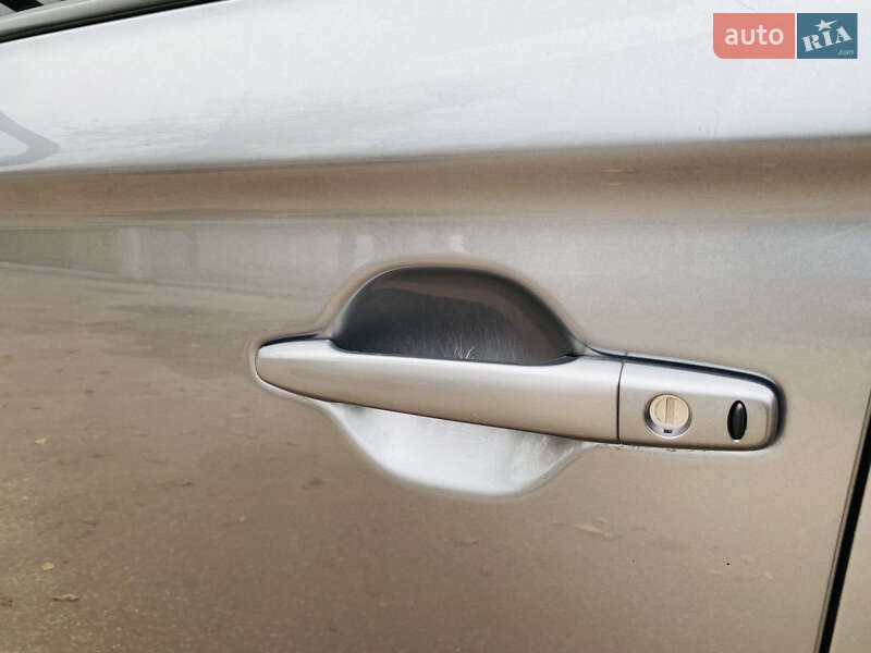 Позашляховик / Кросовер Mitsubishi Outlander 2012 в Харкові