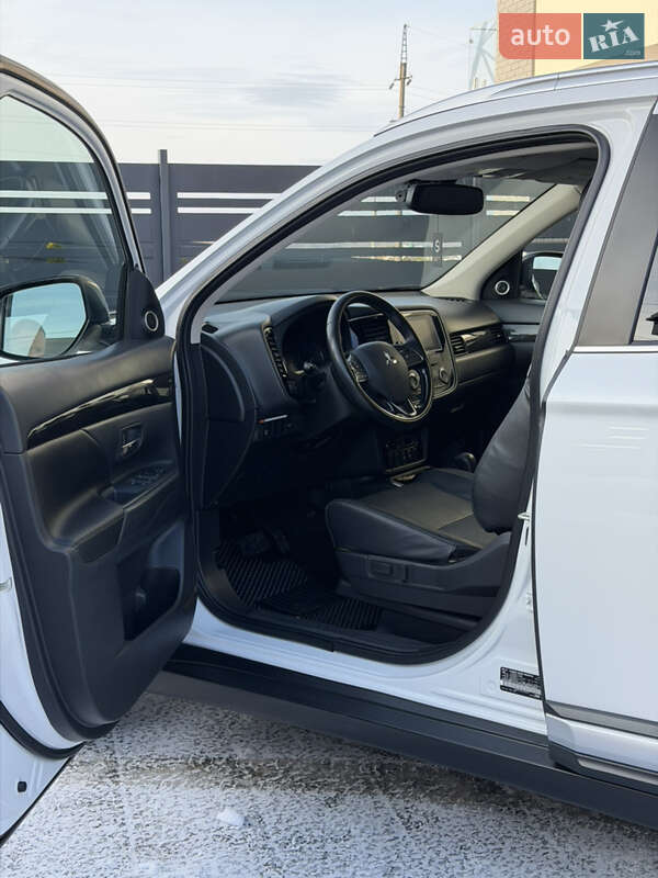 Позашляховик / Кросовер Mitsubishi Outlander 2018 в Новояворівську