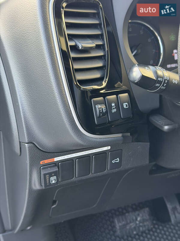 Позашляховик / Кросовер Mitsubishi Outlander 2018 в Новояворівську