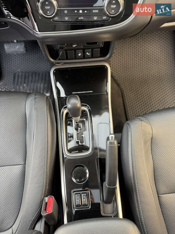 Позашляховик / Кросовер Mitsubishi Outlander 2018 в Новояворівську