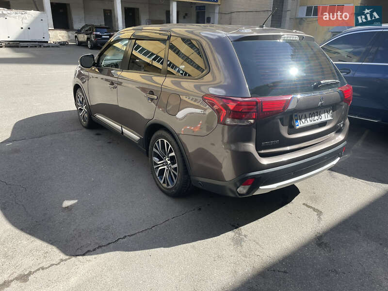Позашляховик / Кросовер Mitsubishi Outlander 2016 в Києві