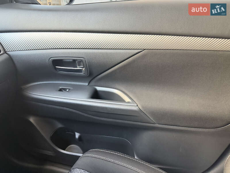 Позашляховик / Кросовер Mitsubishi Outlander 2018 в Дніпрі