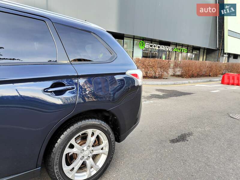Внедорожник / Кроссовер Mitsubishi Outlander 2013 в Киеве