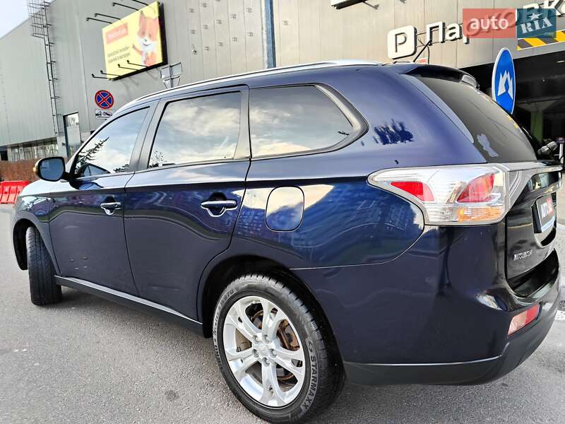 Внедорожник / Кроссовер Mitsubishi Outlander 2013 в Киеве