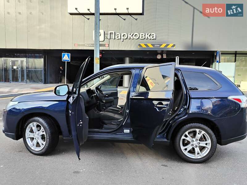 Внедорожник / Кроссовер Mitsubishi Outlander 2013 в Киеве