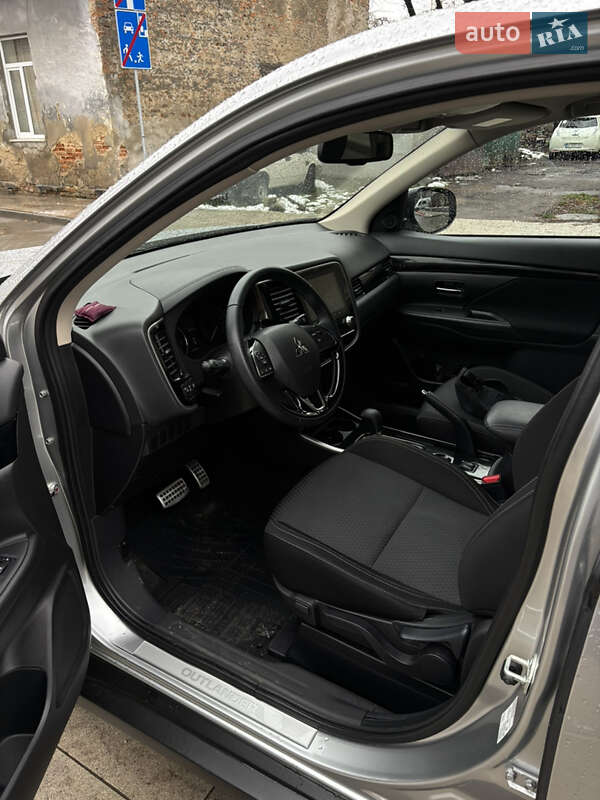 Внедорожник / Кроссовер Mitsubishi Outlander 2021 в Киеве