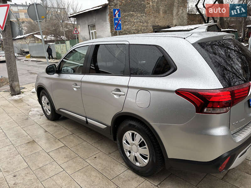 Внедорожник / Кроссовер Mitsubishi Outlander 2021 в Киеве