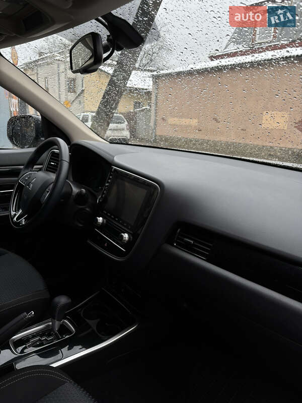 Внедорожник / Кроссовер Mitsubishi Outlander 2021 в Киеве