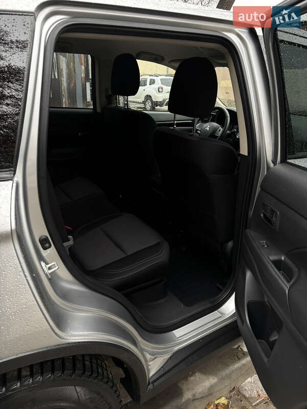 Внедорожник / Кроссовер Mitsubishi Outlander 2021 в Киеве