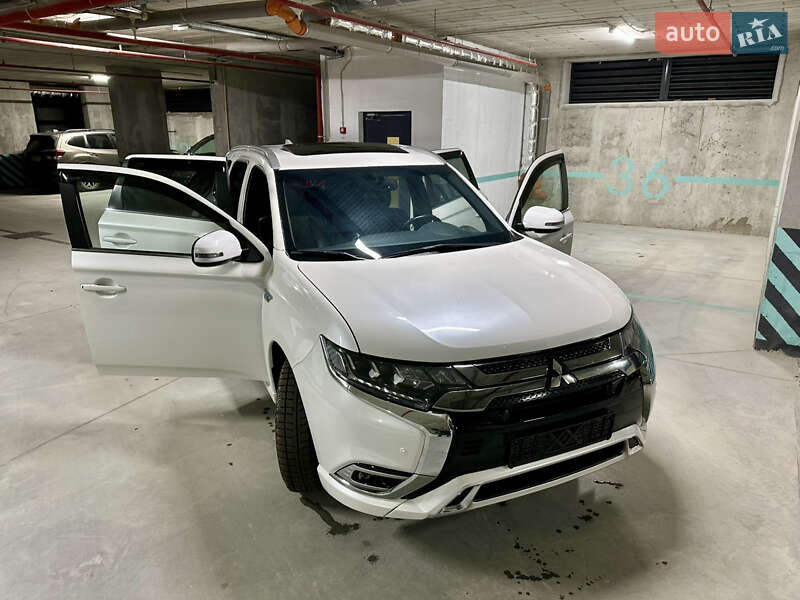 Внедорожник / Кроссовер Mitsubishi Outlander 2019 в Львове